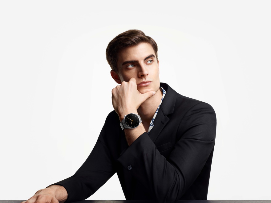 Φωτογραφία ενός άνδρα με το νέο ρολόι της Huawei.