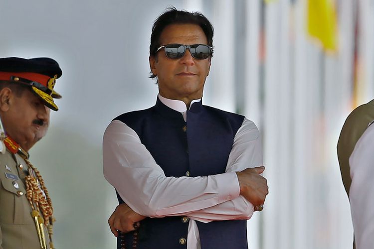 Ο πρώην πρωθυπουργός του Πακιστά, Ιμράν Καν, φορά γυαλιά ηλίου και έχει τα χέρια του σταυρωμένα