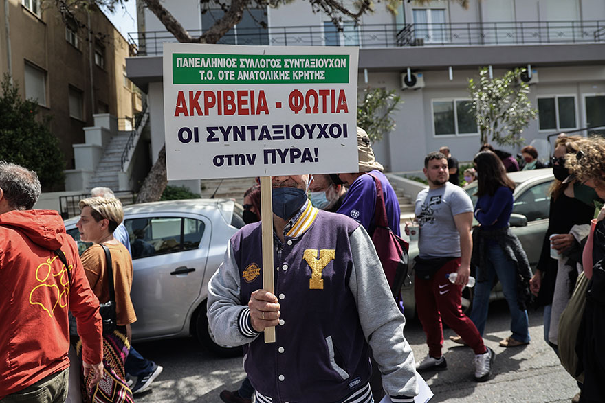 Συνταξιούχοι στο Ηράκλειο Κρήτης βγήκαν στους δρόμους για να διαδηλώσουν για την ακρίβεια