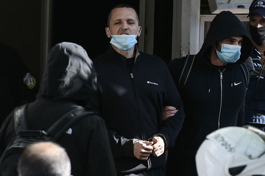 Χρυσή Αυγή: Ο Ηλίας Κασιδιάρης βγαίνει από τη ΓΑΔΑ με χειροπέδες στα χέρια προκειμένου να μεταφερθεί στη φυλακή