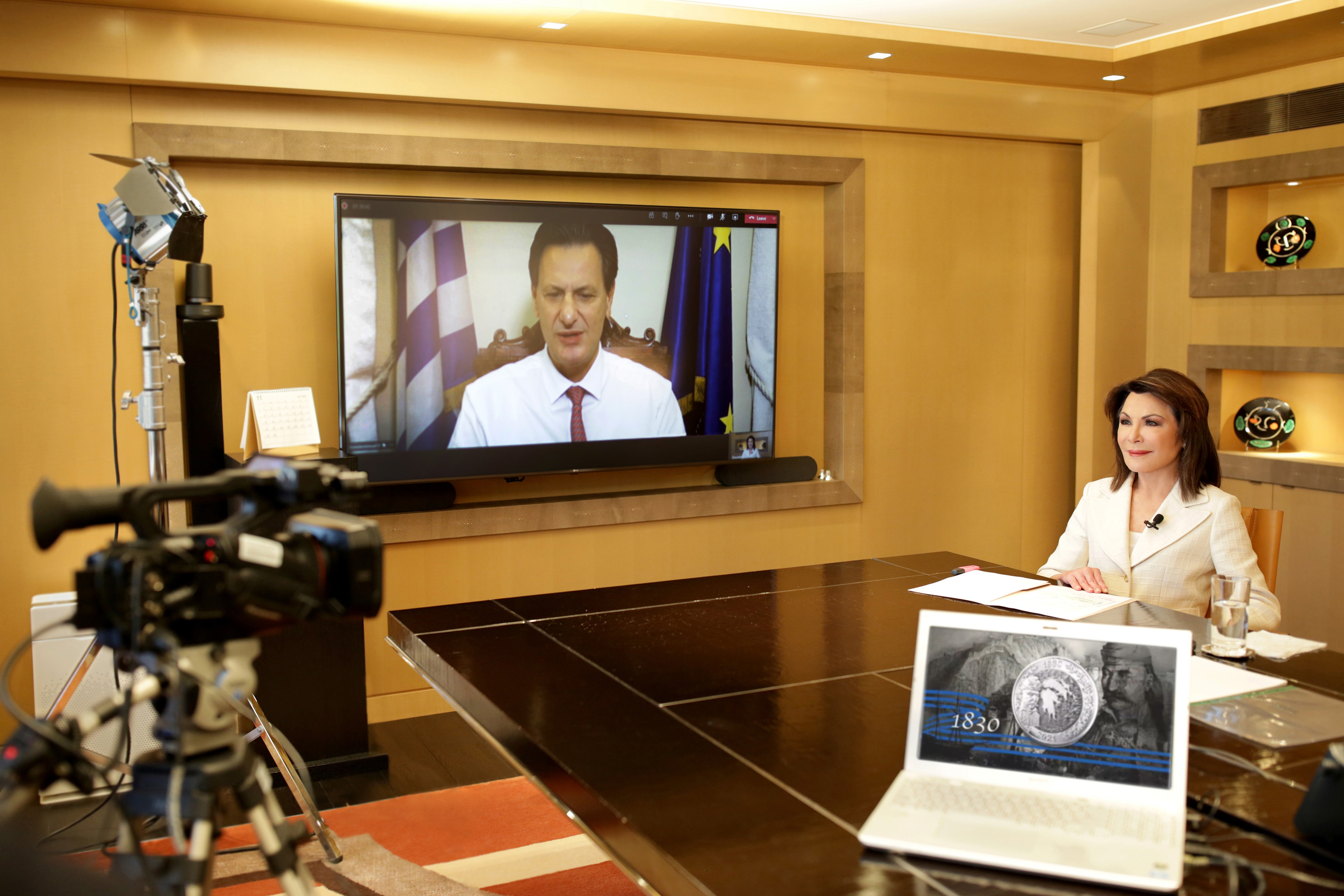 Στιγμιότυπο την τηλεδιάσκεψη παρουσίασης του Νομισματικού Προγράμματος της Επιτροπής