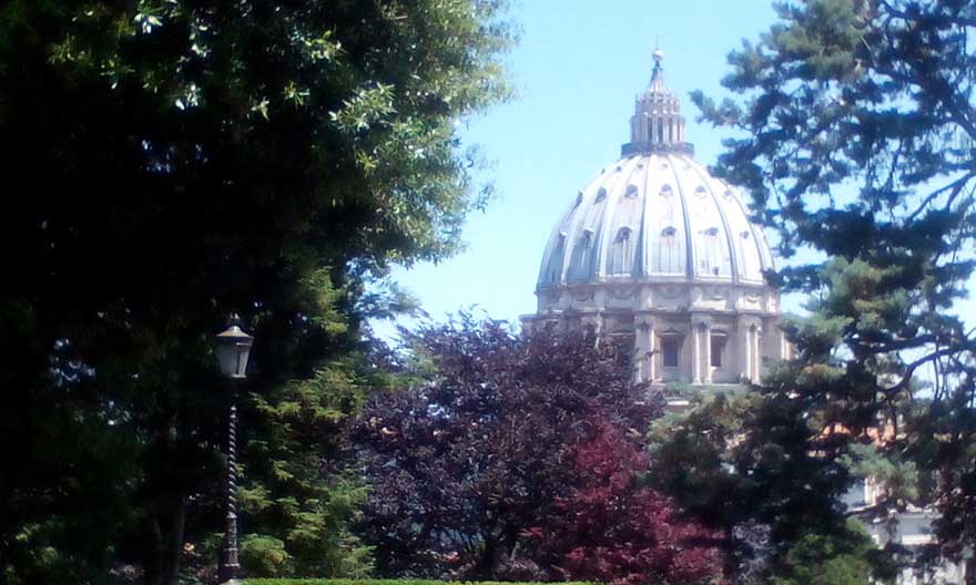 Η Βασιλική του Αγίου Πέτρου από τους κήπους του Βατικανού