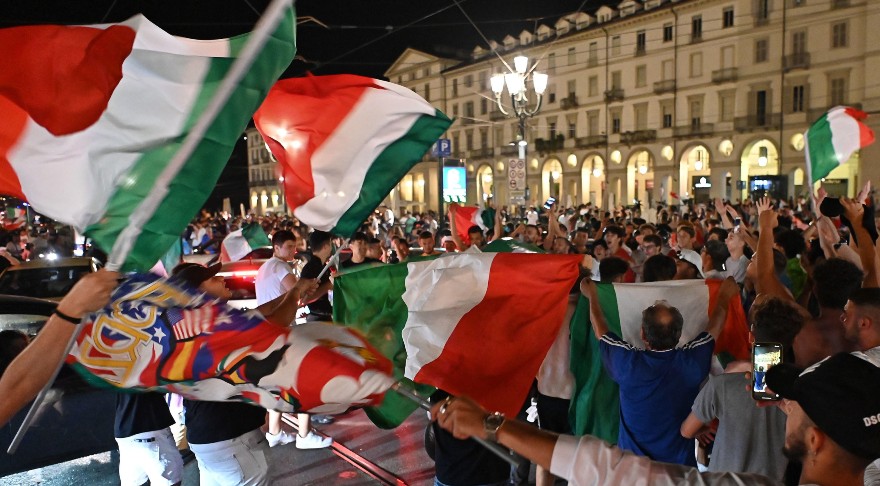 Ιταλοί πανηγυρίζουν την κατάκτηση του Euro από την εθνική ομάδα της χώρας τους