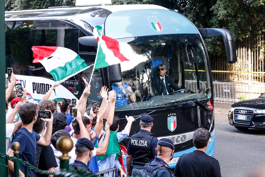 Η άφιξη της Εθνικής Ιταλίας στο ξενοδοχείο της στη Ρώμη