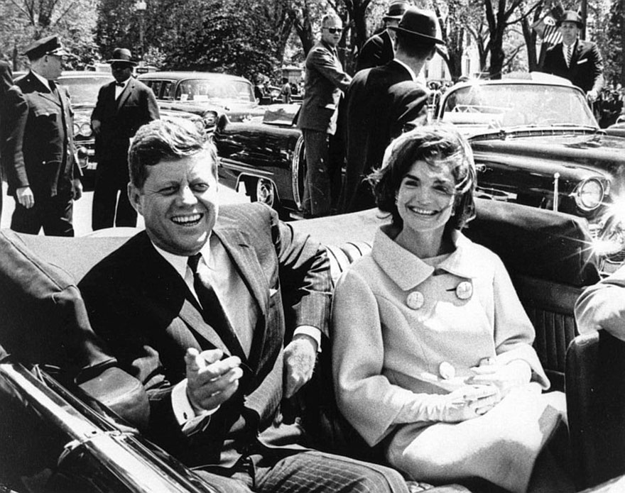 Ο Τζον Φ. Κένεντι και η σύζυγός του, Τζάκι - Μετά τη δολοφονία του στο Ντάλας υπάρχει τροπολογία στο Σύνταγμα των ΗΠΑ που προβλέπει μεταβίβαση εξουσιών στον αντιπρόεδρο