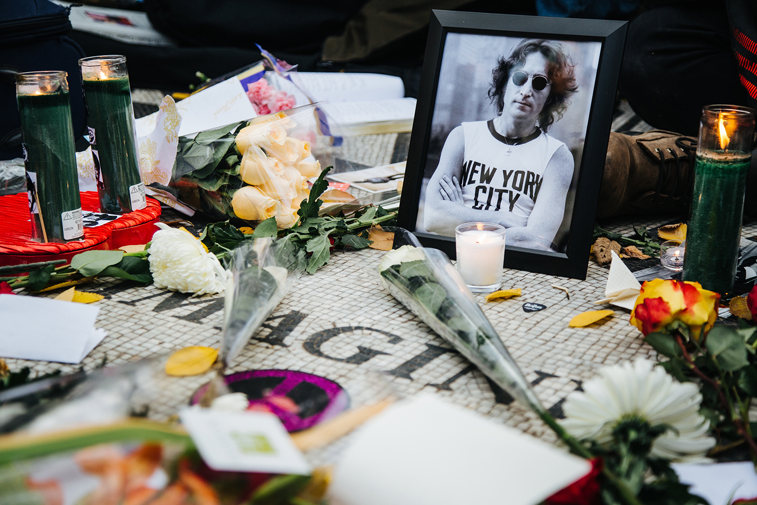 Λουλούδια και κεριά για τον Τζον Λένον στο Strawberry Fields memorial στο Central Park
