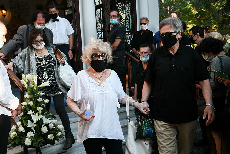 Η Καίτη Γκρέι με προστατευτική μάσκα για τον κορωνοϊό στην κηδεία του Γιάννη Πουλόπουλου στην Κηφισιά