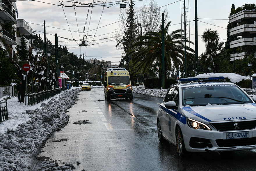 Κακοκαιρία «Ελπίδα»: Τα χιόνια αρχίζουν να λιώνουν στο κέντρο της Αθήνας
