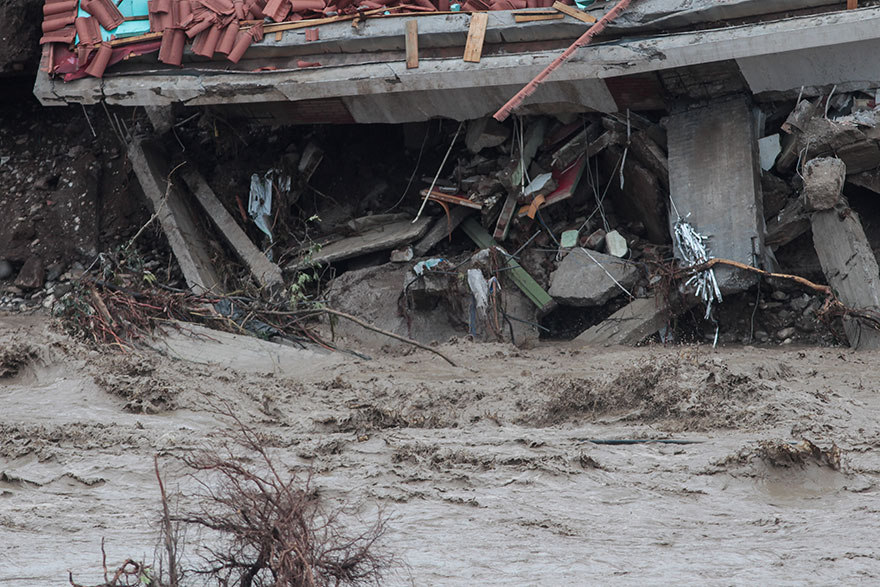 Πλημμύρες στην Καρδίτσα από την κακοκαιρία «Ιανός»: «Φούσκωσε» ο ποταμός Πάμισος και σημειώθηκαν καθιζήσεις, με αποτέλεσμα να καταρρεύσει το Κέντρο Υγείας στο Μουζάκι