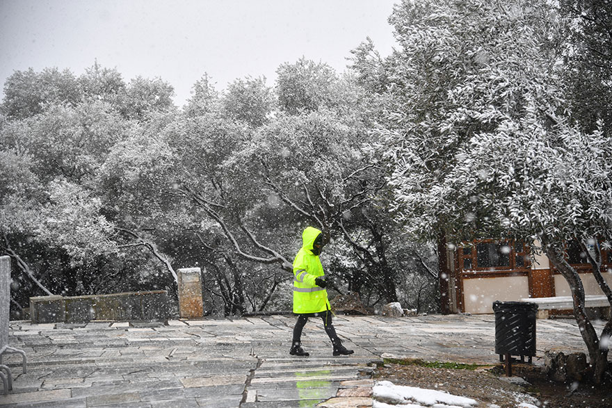 Η κακοκαιρία «Ελπίδα» έφερε χιόνια στο κέντρο της Αθήνας