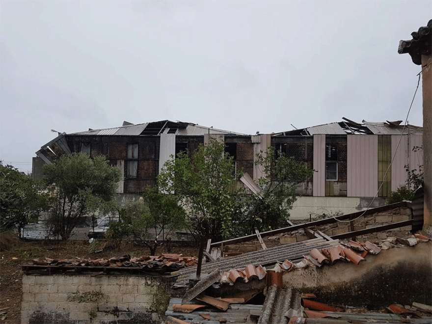 Καλαμάτα: Σαρωτικό το πέρασμα ανεμοστρόβιλου σε εργοστάσιο