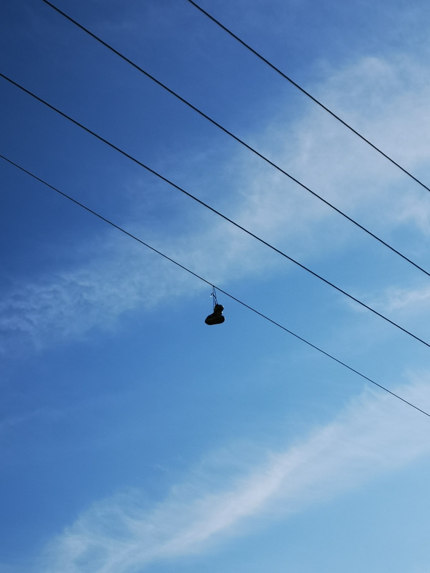 Παπούτσι κρεμασμένο σε καλώδια ηλεκτρικού ρεύματος