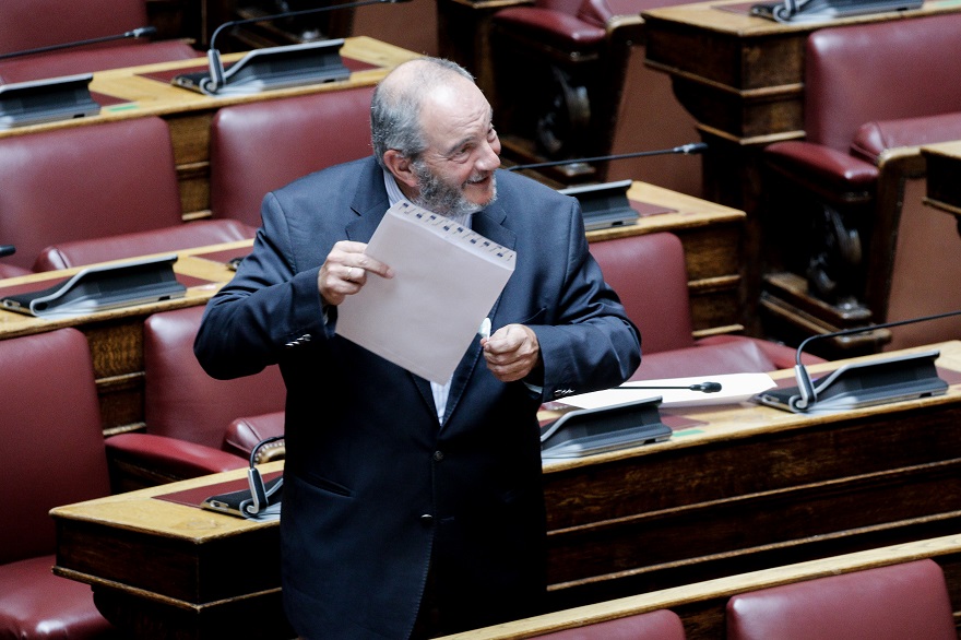 Ο πρώην πρωθυπουργός Κώστας Καραμανλής στη Βουλή