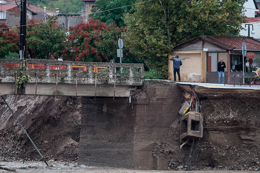 Κακοκαιρία «Ιανός» - Καρδίτσα: Μεγάλες ζημιές στο οδικό δίκτυο και στις υποδομές στην περιοχή Μουζάκι