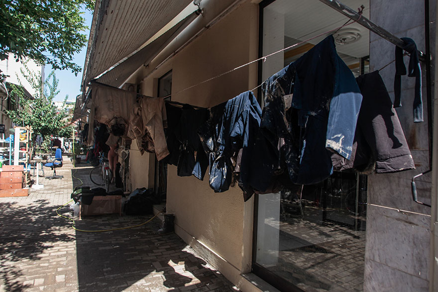 Πλημμύρες στην Καρδίτσα: Σε διάφορα σημεία της πόλης υπάρχουν σχοινιά με απλωμένα ρούχα