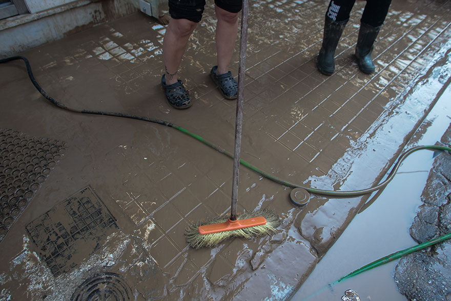 Λάσπες παντού στην Καρδίτσα μετά την κακοκαιρία «Ιανός» - Με σκούπες και σφουγγαρίστρες καθαρίζουν οι κάτοικοι