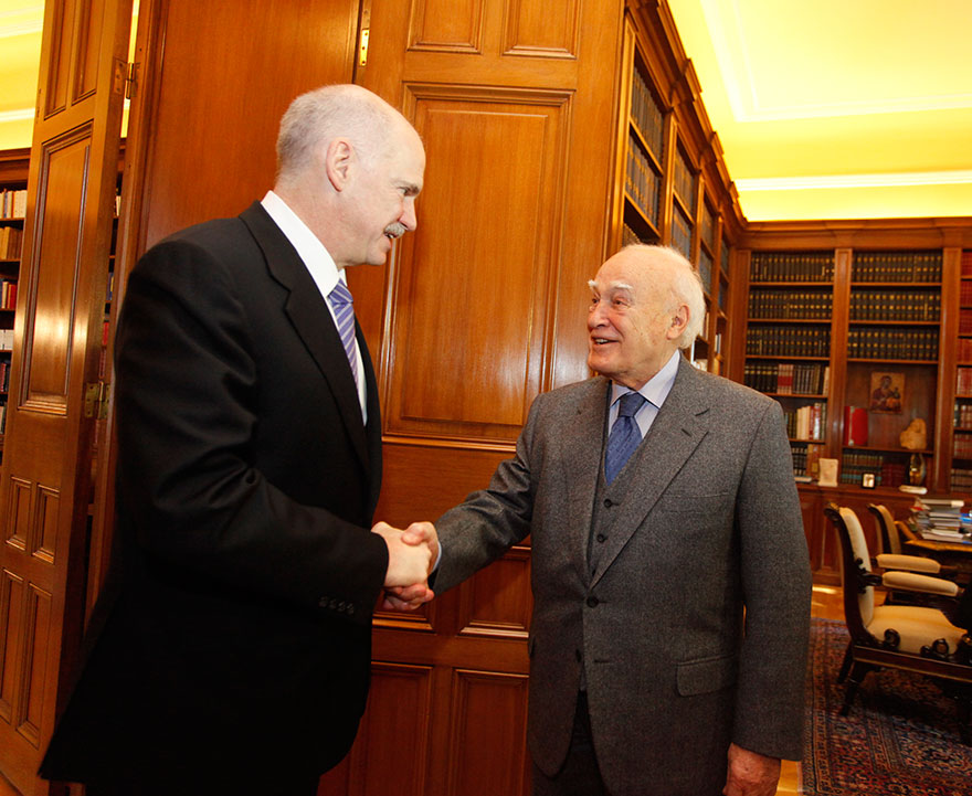 Κάρολος Παπούλιας και Γιώργος Παπανδρέου σε συνάντηση στο Προεδρικό Μέγαρο τον Δεκέμβριο 2012