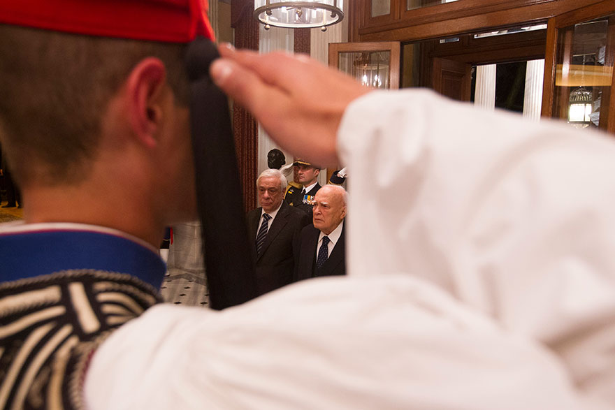 Αλλαγή φρουράς στο Προεδρικό Μέγαρο, με τον Κάρολο Παπούλια να δίνει τη θέση του στον Προκόπη Παυλόπουλο (Μάρτιος 2015)