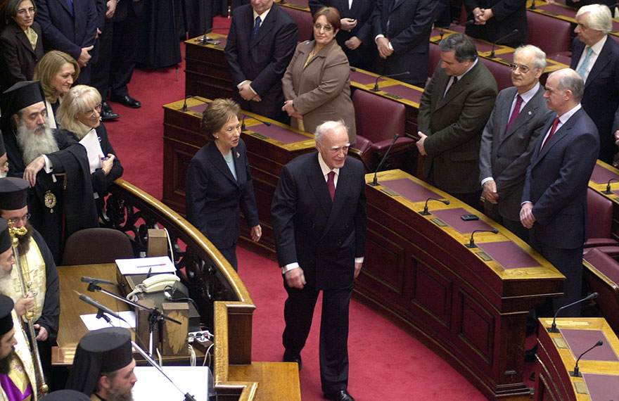 Ο Κάρολος Παπούλιας στην τελετή ορκωμοσίας του το 2005 ως Πρόεδρος της Δημοκρατίας με την τότε πρόεδρο της Βουλής Άννα Μπενάκη - Ψαρούδα