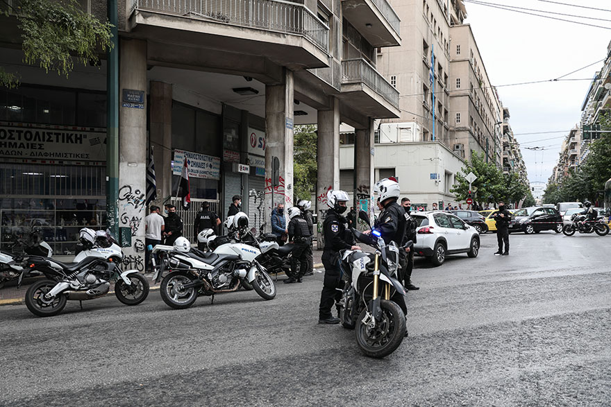 Άνδρες της ομάδας ΔΙΑΣ έχουν αποκλείσει το σημείο όπου έπεσαν πυροβολισμοί σε καταδίωξη στην Αθήνα