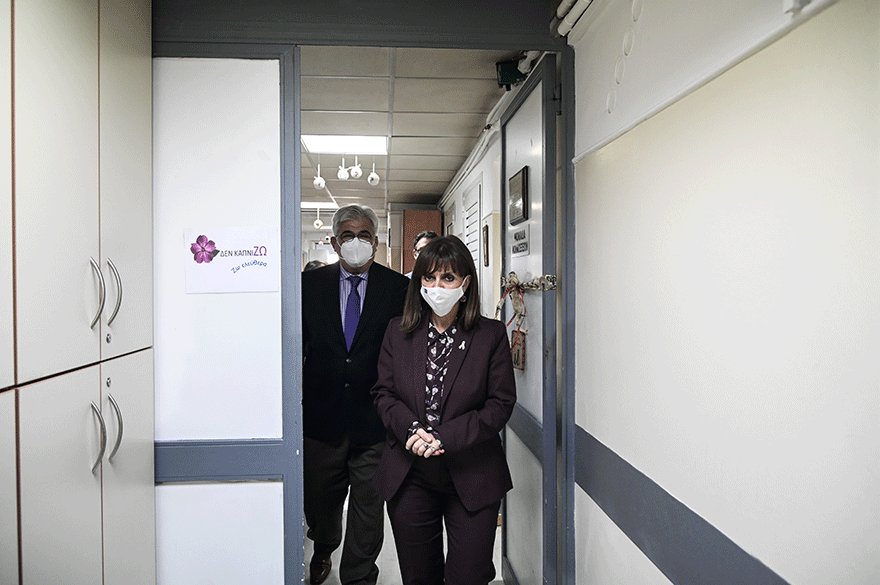 Η Κατερίνα Σακελλαροπούλου, Πρόεδρος της Δημοκρατίας, στη Μονάδα Ειδικών Λοιμώξεων στο νοσοκομείο «Γεννηματάς»