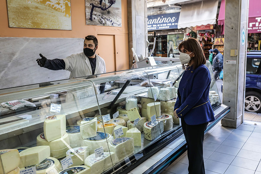 Η Κατερίνα Σακελλαροπούλου σε μαγαζί με τυριά στο κέντρο της Αθήνας παραμονή Χριστουγέννων
