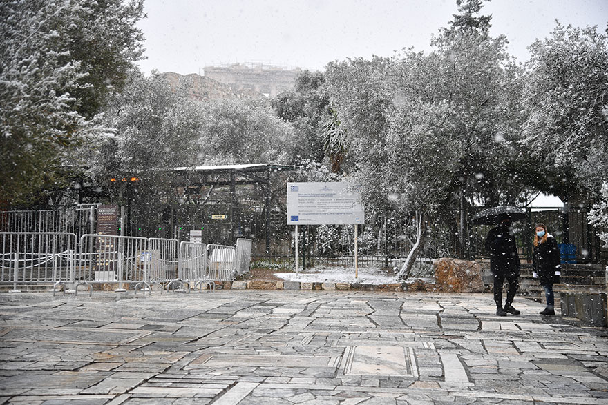Χιονίζει στην είσοδο του αρχαιολογικού χώρου της Ακρόπολης