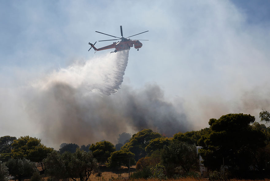 Ελικόπτερο της Πυροσβεστικής ρίχνει νερό στη φωτιά στην Κερατέα