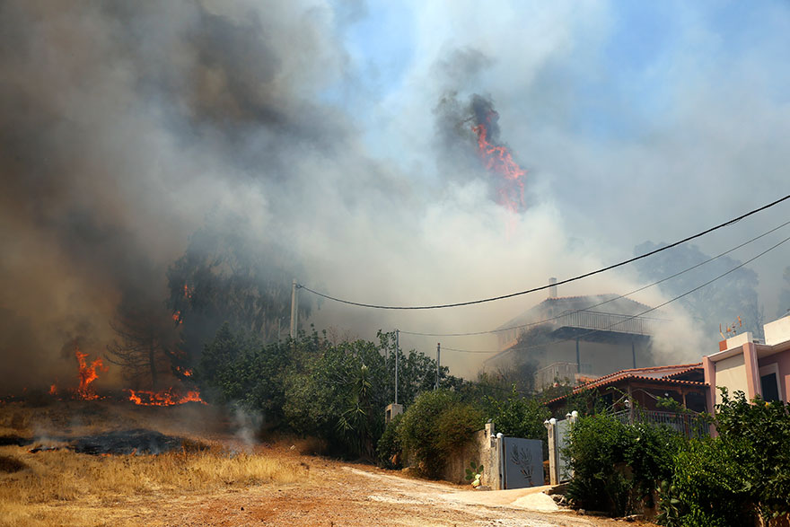 Σπίτια καίγονται στην Κερατέα από την πυρκαγιά