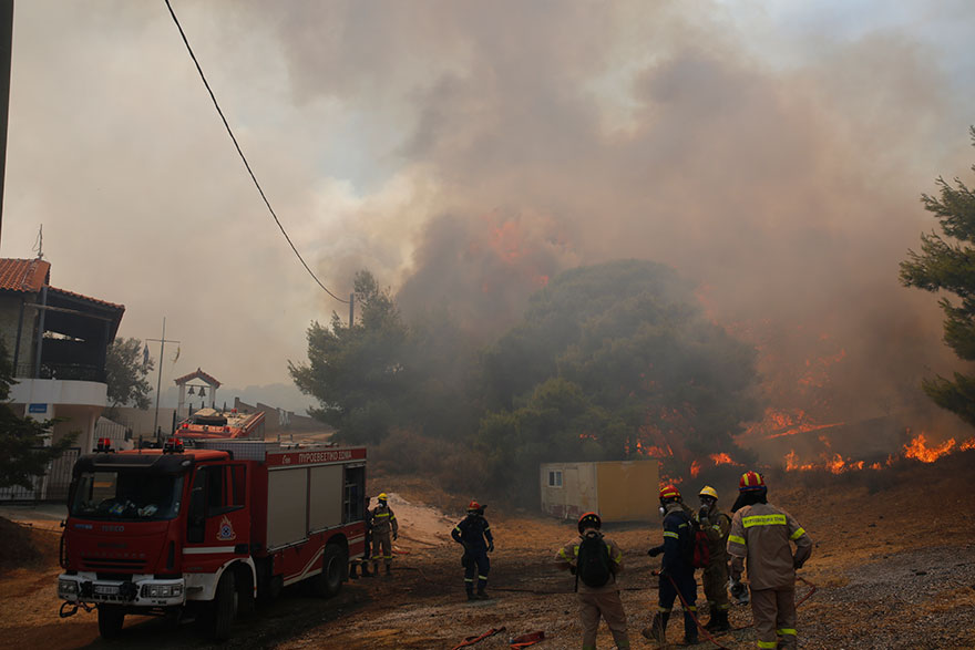 Πυροσβέστες στην Κερατέα αντιμέτωποι με τη φωτιά μια «ανάσα» από τα σπίτια