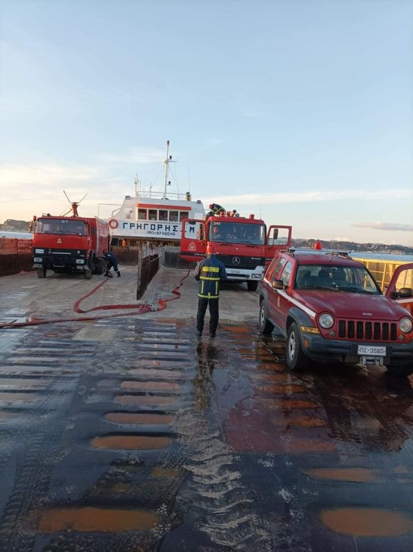 Δυνάμεις της Πυροσβεστικής στο πλοίο «Γρηγόρης»