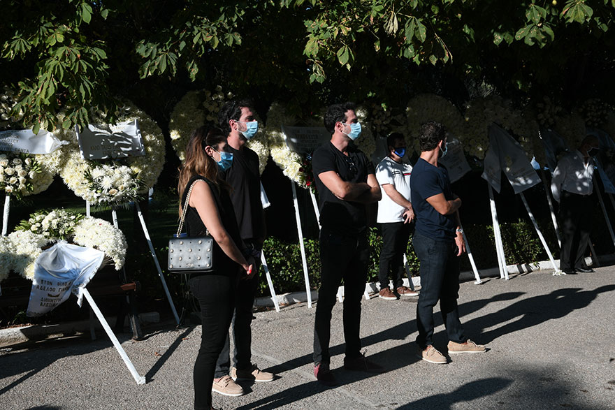 Με προστατευτική μάσκα για τον κορωνοϊό οι περισσότεροι που πήγαν στην κηδεία του Γιάννη Πουλόπουλου στο κοιμητήριο Κηφισιάς