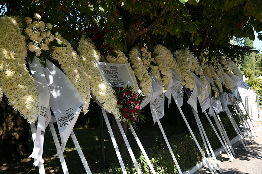 Πλήθος στεφάνων στην κηδεία του Γιάννη Πουλόπουλου στο κοιμητήριο Κηφισιάς