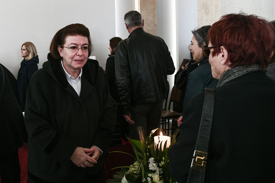 Η υπουργός Πολιτισμού Λίνα Μενδώνη στην κηδεία της Άλκης Ζέη