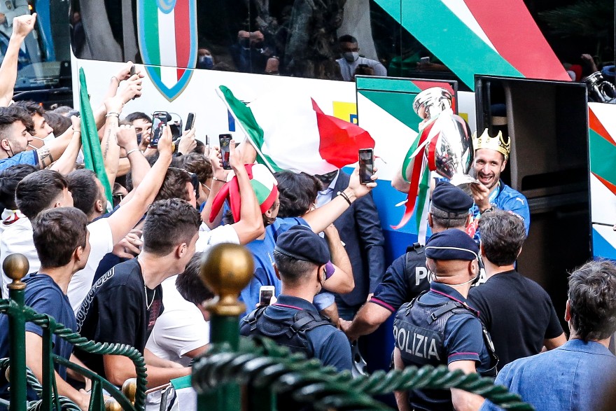 Ο Κιελίνι με το τρόπαιο στα χέρια του κατά την άφιξη της ομάδας στο ξενοδοχείο της στη Ρώμη