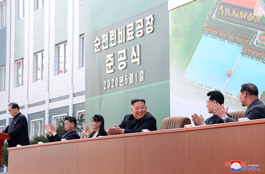 Πρώτη δημόσια εμφάνιση του βορειοκορεάτη ηγέτη κιμ Γιονγκ Ουν έπειτα από τρεις εβδομάδες 