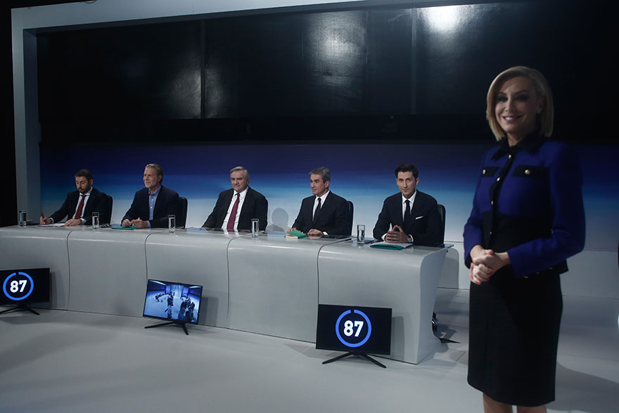 Debate ΚΙΝΑΛ: Οι υποψήφιοι πρόεδροι και η συντονίστρια της τηλεμαχίας Αντριάνα Παρασκευόπουλου