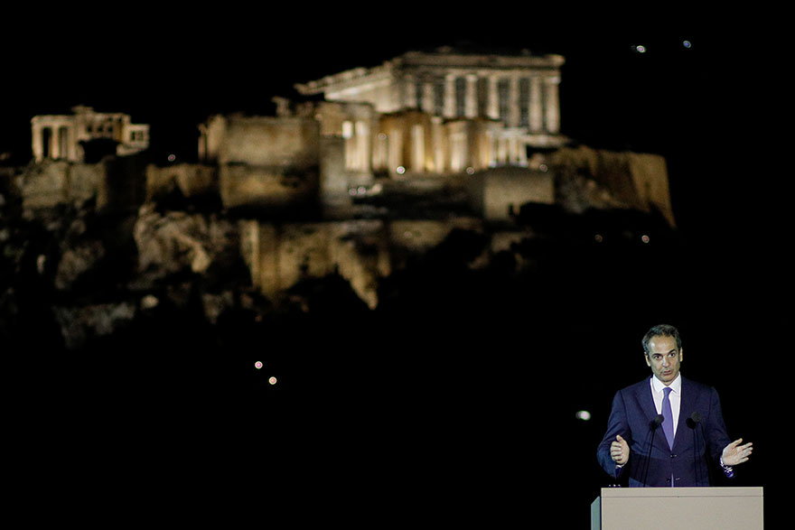 Ο Κυριάκος Μητσοτάκης με φόντο την Ακρόπολη που έχει πλέον νέο φωτισμό