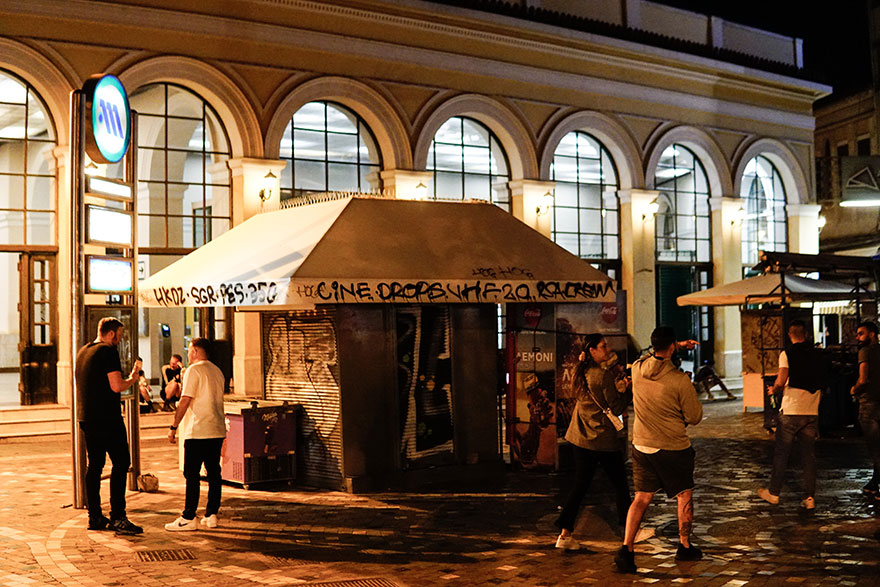 Κλειστό περίπτερο στην κεντρική πλατεία στο Μοναστηράκι - Σε ισχύ τα νέα έκτακτα μέτρα στην Αττική για τον κορωνοϊό
