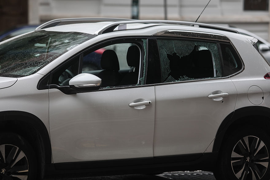 Πυροβολισμοί στο κέντρο της Αθήνας: Σφαίρα αστυνομικού έσπασε το τζάμι στο κλεμμένο αυτοκίνητο