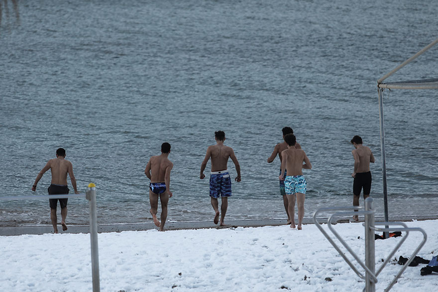 Κολυμβητές κάνουν βουτιά στα παγωμένα νερά στο Παλαιό Φάληρο