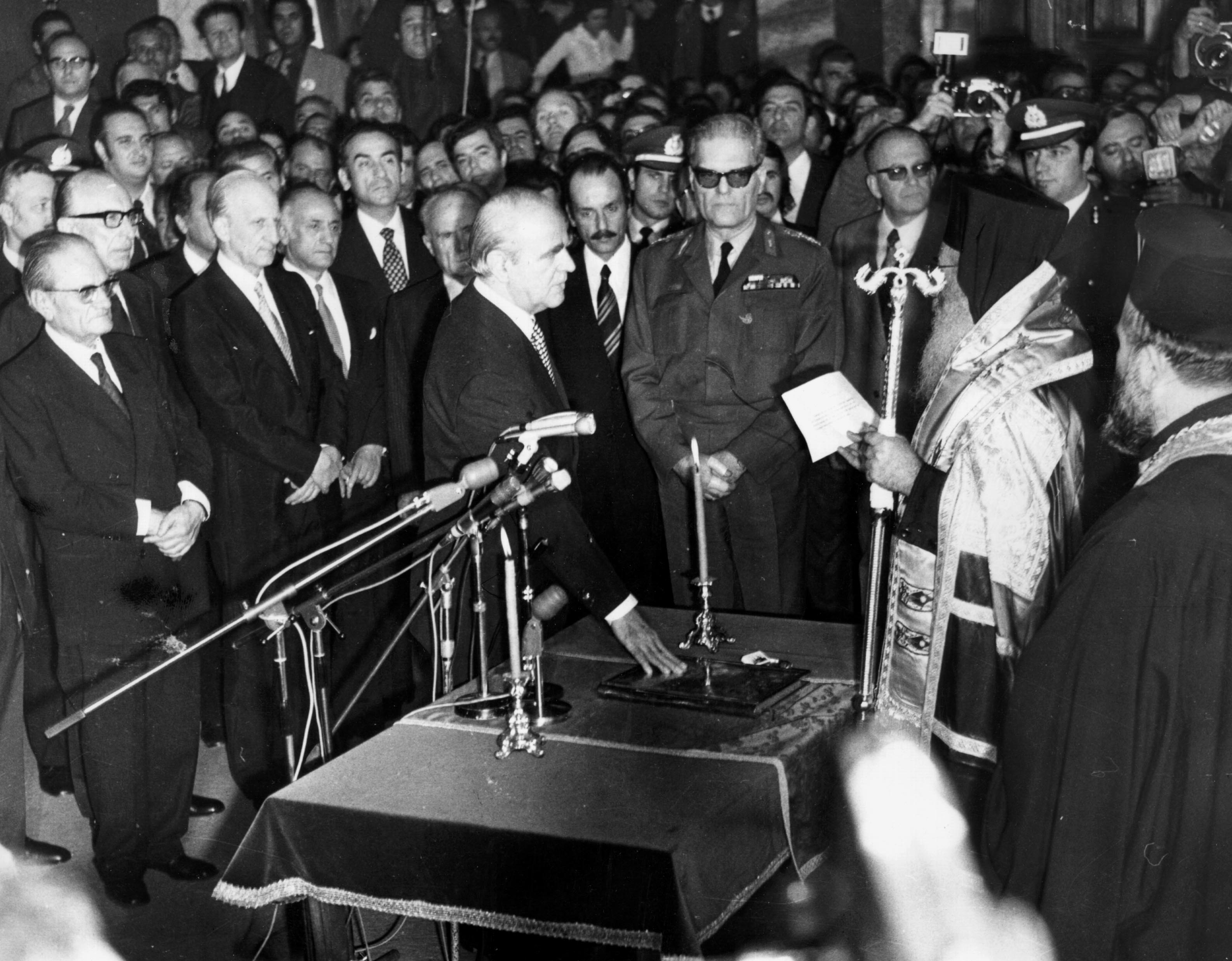 Στη φωτογραφία ο πρώην Πρόεδρος της Δημοκρατίας Κωνσταντίνος Καραμανλής κατά την ορκωμοσία του το 1974
