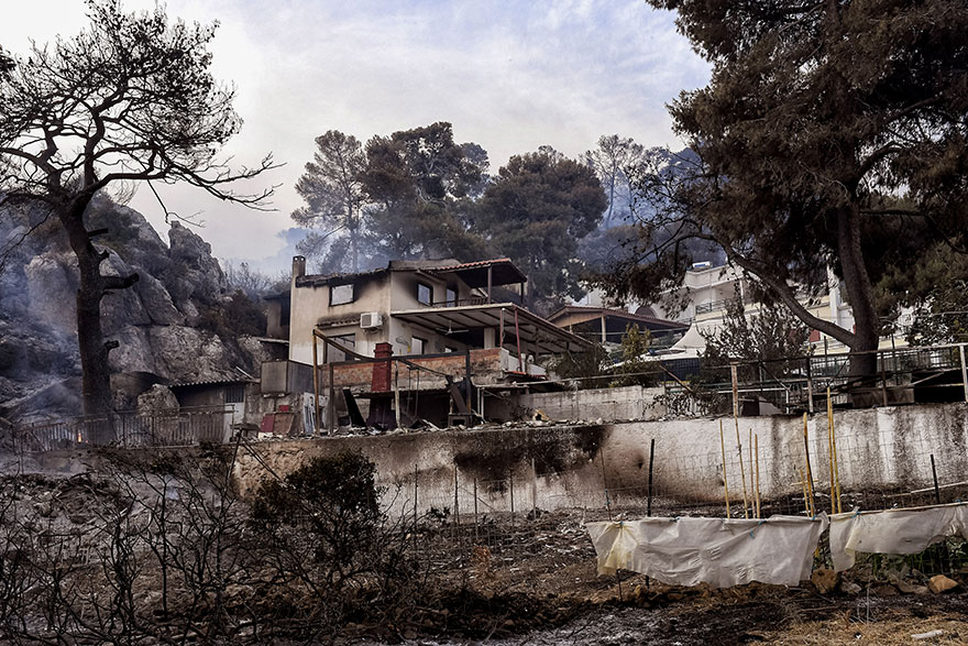 Ό,τι απέμεινε από σπίτι στον οικισμό Βαμβακιές που καταστράφηκε από τη μεγάλη φωτιά στην Κορινθία 