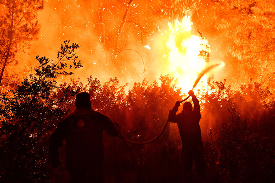 Σχίνο Κορινθίας: Πυροσβέστες ρίχνουν νερό με τη μάνικα στη μεγάλη φωτιά