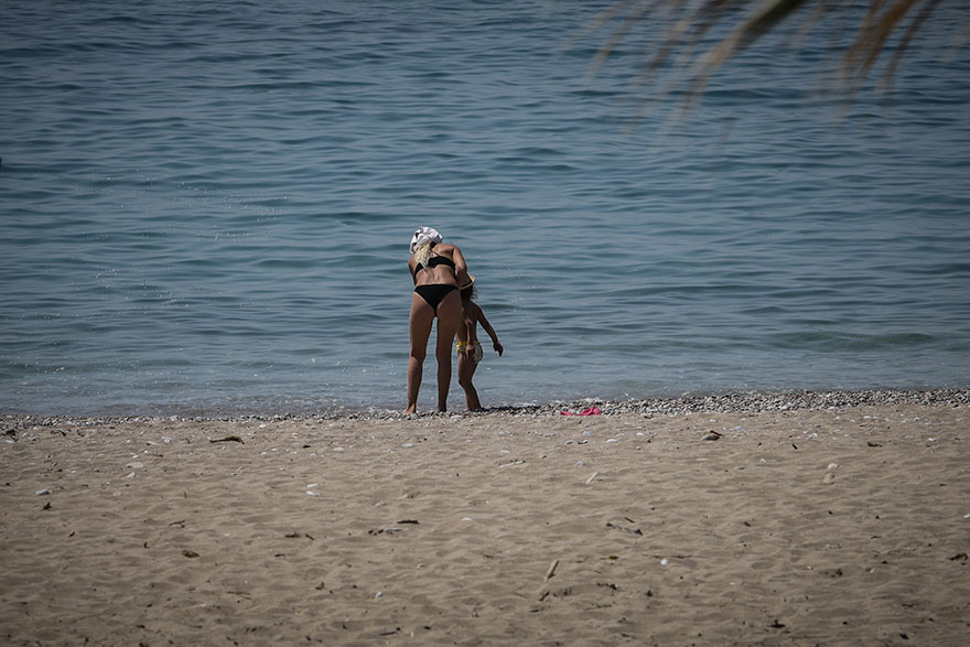 Απαγόρευση κυκλοφορίας - Κορωνοϊός: Λουόμενοι στην παραλία του Φλοίσβου το μεσημέρι του Σαββάτου 11 Απριλίου 2020