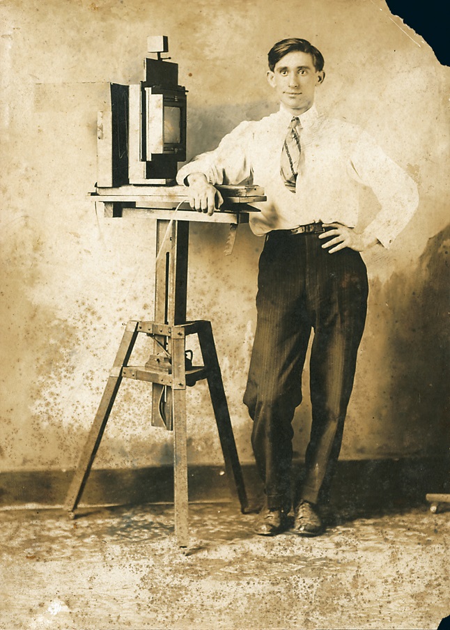 Ο Κώστας Ζημέρης σε φωτογραφικό στούντιο στο Σεντ Λούις της Αμερικής, περί το 1910 (αρχείο Ζημέρη, ΔΗ.Κ.Ι) 