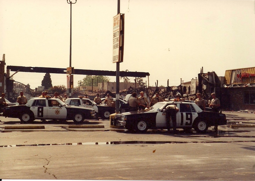 Περιπολικά του LAPD, κατόπιν εορτής, μπροστά από βενζινάδικο που έγινε παρανάλωμα πυρός τις προηγούμενες μέρες των ταραχών.