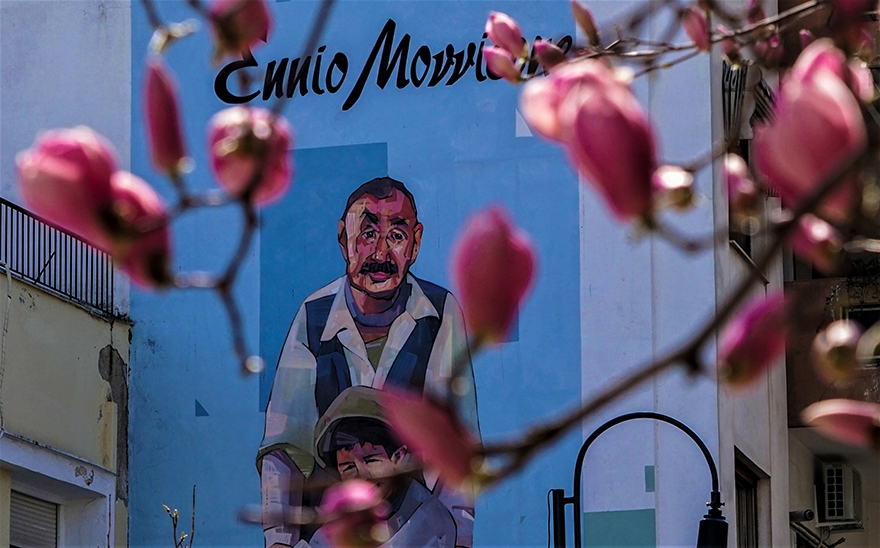 Τοιχογραφία με τον Ένιο Μορικόνε στη Λάρισα