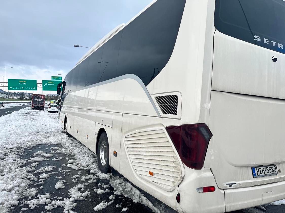 Ο οδηγός ΚΤΕΛ που ζέστανε εγκλωβισμένους στην Αττική Οδό – Έκανε το λεωφορείο ασφαλές «κατάλυμα» στην παγωμένη νύχτα