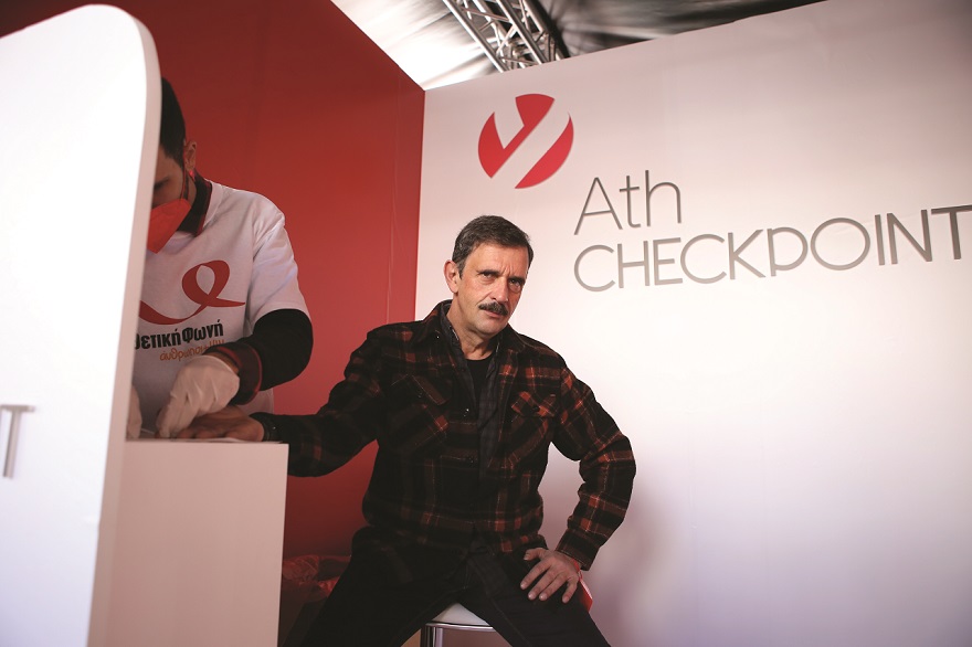 Ο ηθοποιός Λεωνίδας Κακούρης στο checkpoint στο Μοναστηράκι.